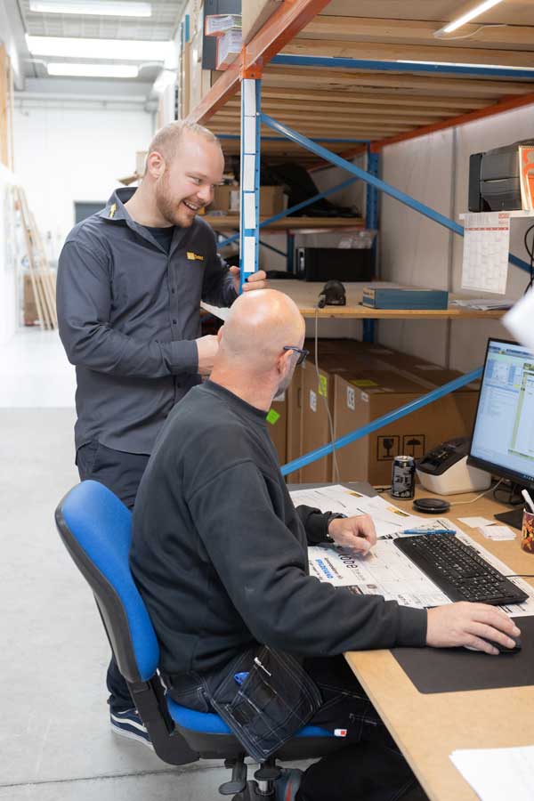 We work closely together across departments! Here you can see our service manager Anders and warehouse manager Peter, who coordinate the logistics of a larger delivery.